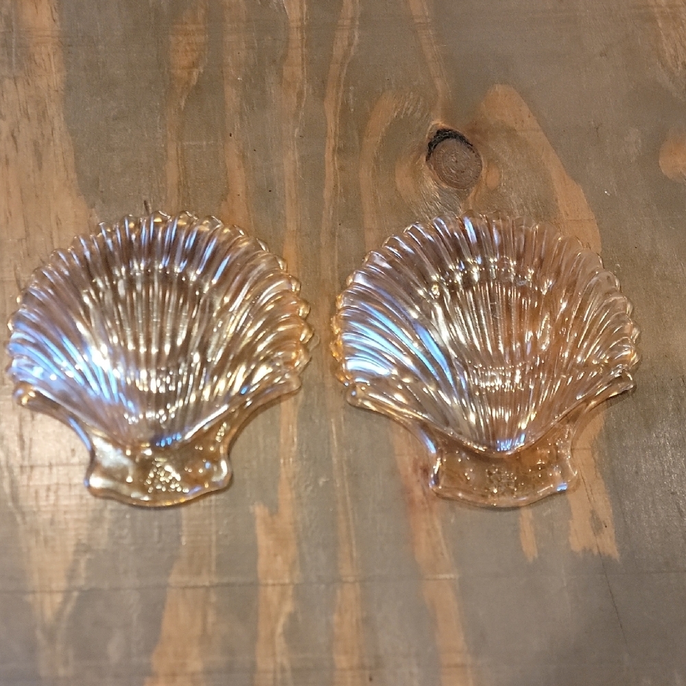 Shell-Shaped Glass Bowls in Warm Amber - Picture 4 of 6